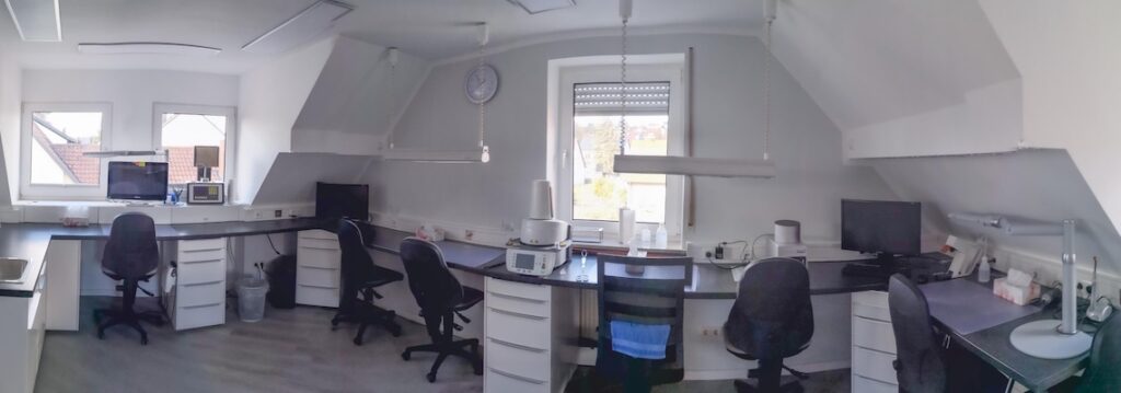 Saubere Luft: Blick in das Dentallabor